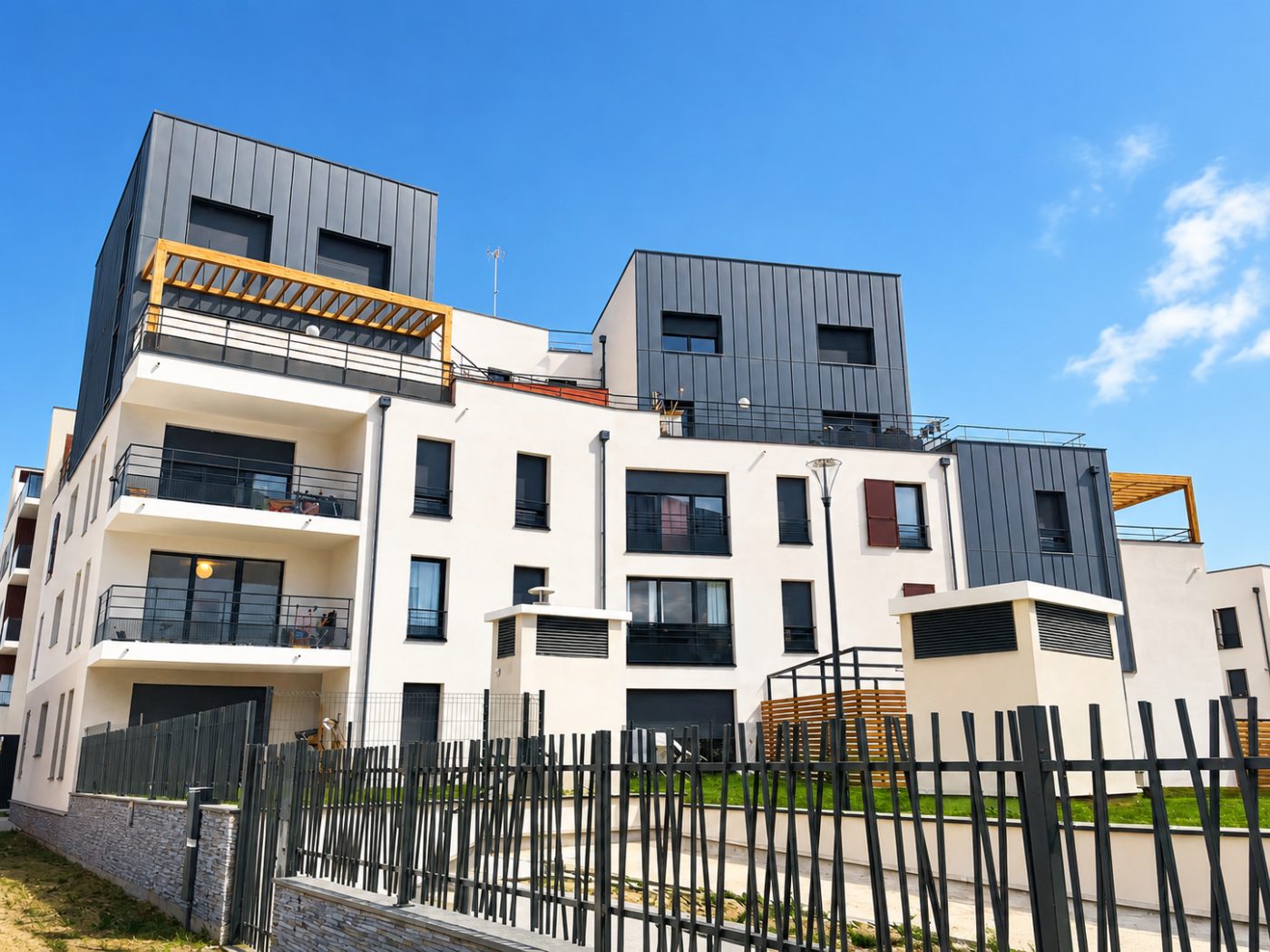 Immeuble résidentiel collectif avec attiques en aluminium à joint debout