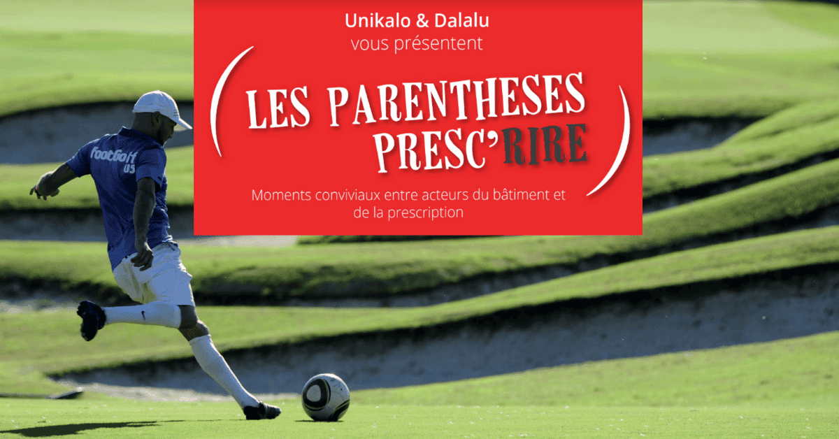 Jeune joueur de football en action sur un terrain vert.
