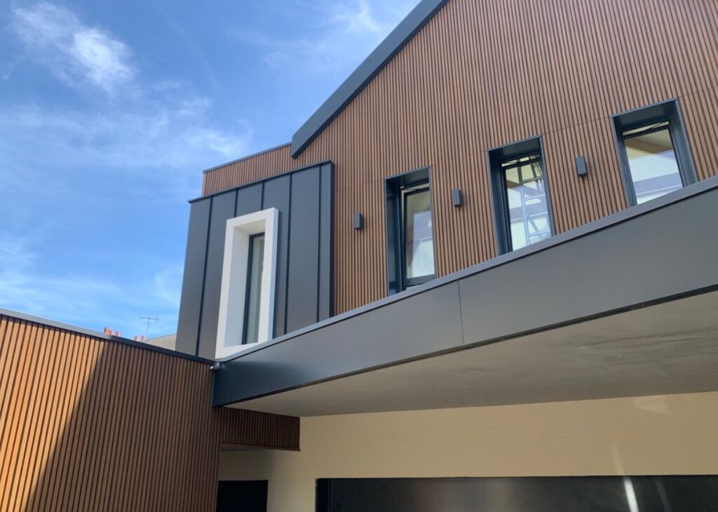 Murets, clôtures et toits-terrasses : optez pour la couvertine en aluminium !