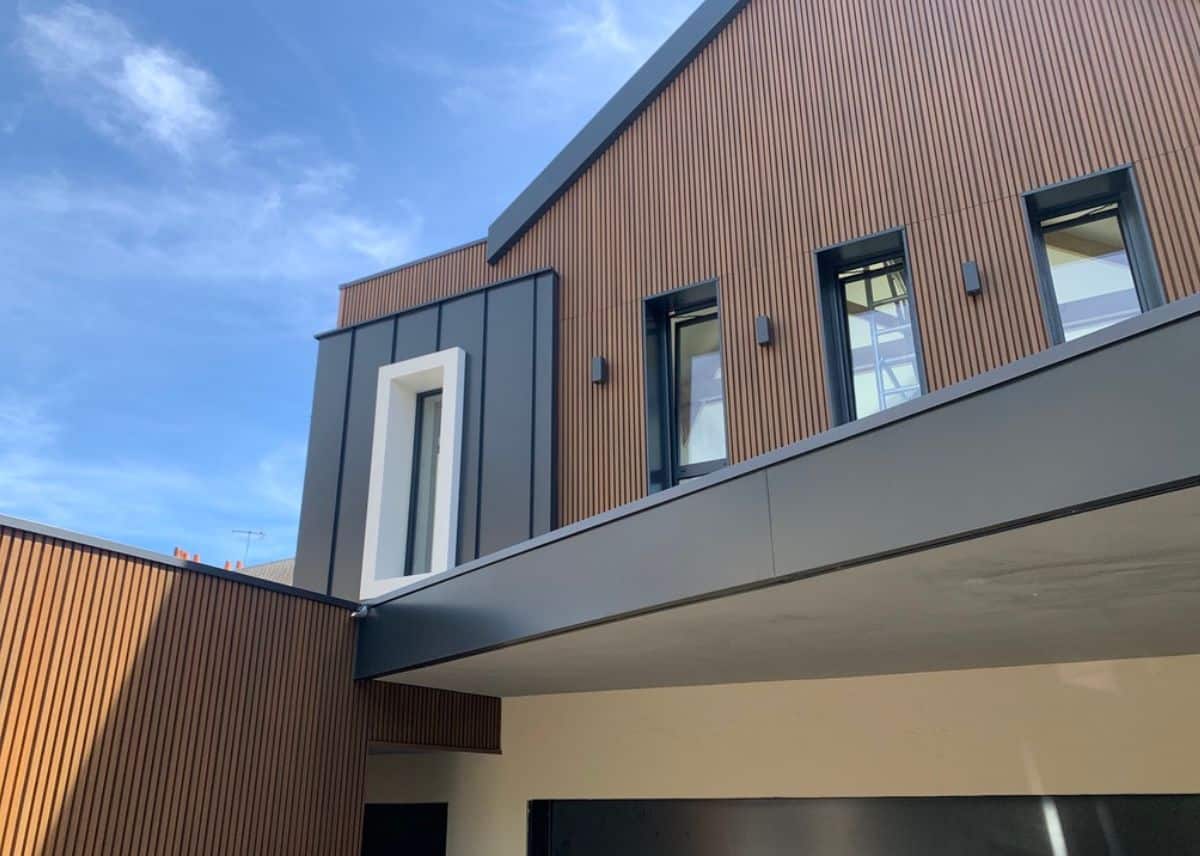 Façade moderne en bois et aluminium d'une maison contemporaine.