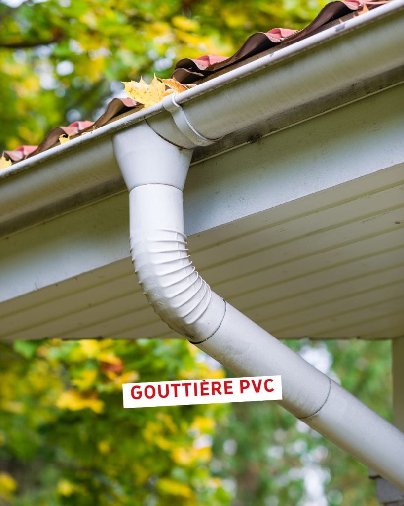 Gouttière PVC exposée aux UV : une solution économique à court terme, mais plus sensible au vieillissement et aux déformations.