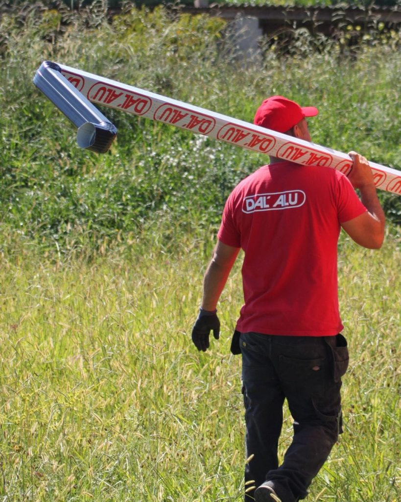 Pose d’une gouttière aluminium sur chantier : une installation rapide et maîtrisée, sans soudure, adaptée à la rénovation comme au neuf.