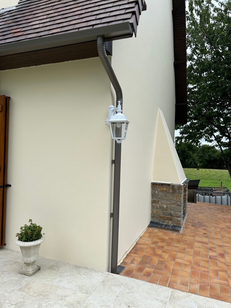 Gouttières alu INOA – BRONZE (BZ23) et descentes Diamètre 80 à CARENTAN (Manche – 50)