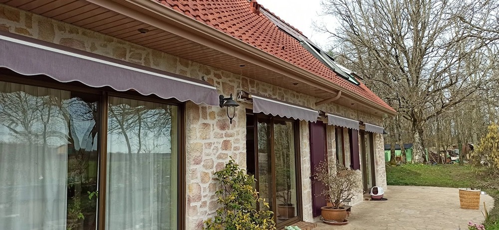 Réalisation d’une Avancée de Toit Moderne en Aluminium